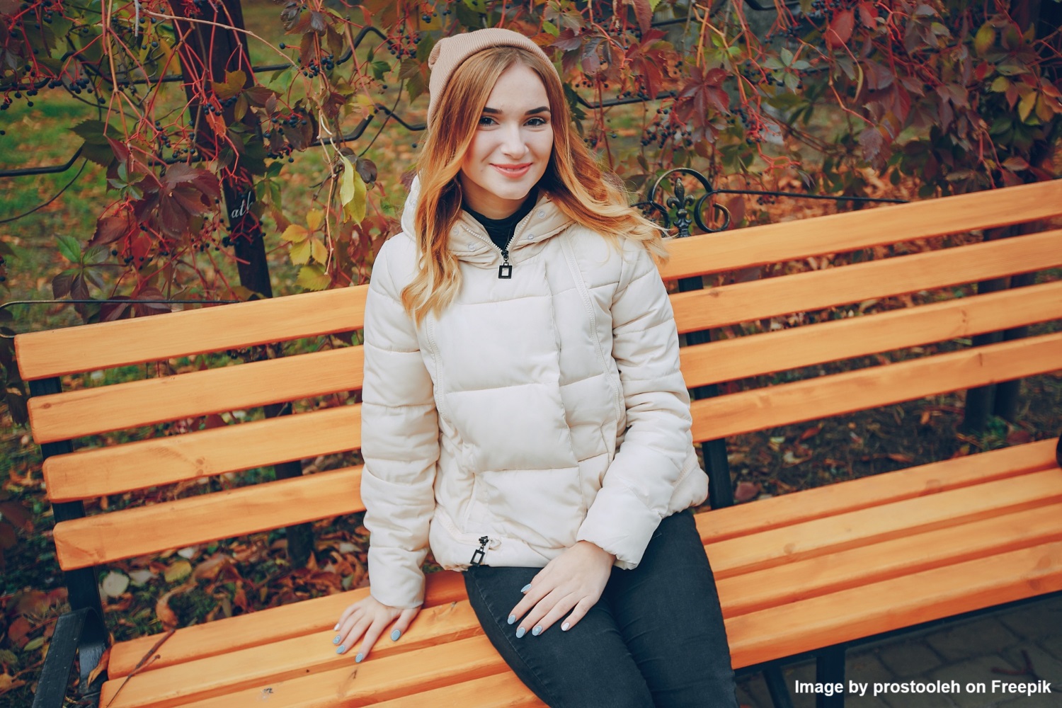 An image representing a stylish and sustainable fall jacket for women, featuring a warm white puffer jacket, perfect for eco-conscious fashion in autumn.
